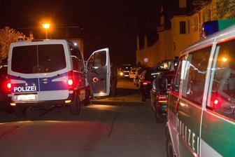 Polizei löst Versammlung Rechtsextremer in Annaberg-Buchholz auf - Der Polizeieinsatz dauerte bis in die frühen Morgenstunden an.