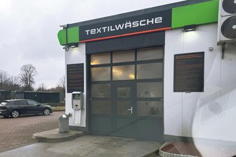 Polizei meldet spektakulären Fall aus Oberlungwitz: Stark alkoholisierter VW-Fahrer rollt in Waschanlage - Ein VW-Fahrer ist stark alkoholisiert durch die Waschanlage an der Goldbachstraße in Oberlungwitz gerollt.