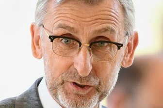 Polizei: Minister für Ausbau der Fachschule - Armin Schuster - Innenministerin Sachsen