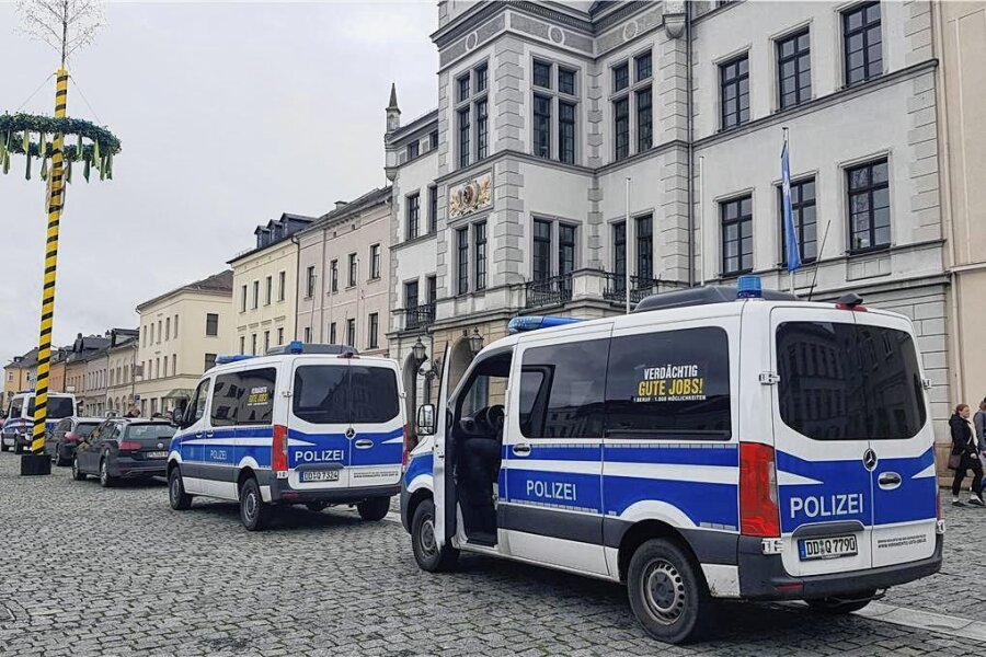 Polizei mit Großaufgebot vorm Oelsnitzer Rathaus: Was ist da los? - Drei Busse der Bereitschaftspolizei standen direkt vor dem Rathaus. 
