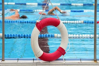 Polizei muss in Freibad im Erzgebirge für Ordnung sorgen - Laut dem Badbetreiber gefährdet rücksichtloses Verhalten im Bad auch andere Badegäste.