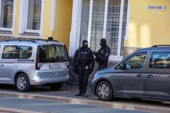 Polizei nennt Details zu Razzia im Frühjahr in der Plauener Südvorstadt: 30 Beamte wegen 519 Euro Schaden - Beamte mit Sturmhaube vor dem Wohnhaus an der Oelsnitzer Straße im Mai.