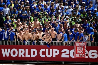 Polizei nimmt bei WM-Spiel Bosnien-Fans aus Deutschland fest - Bosnien-Fans auf der Tribüne.