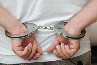 Polizei nimmt in Plauener Wohnhaus gewalttätigen Nachbarn fest - In Handschellen abgeführt worden ist ein Mann in Plauen. Er soll wegen verschiedener Delikte belangt werden. F