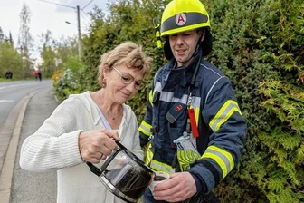 Polizei präzisiert Angaben zu Unfall - Zwölf Mitglieder der Feuerwehren Buchwald, Reimersgrün und Limbach waren nach dem Unfall mit im Einsatz. Christiane Schott-Diedek versorgte die Einsatzkräfte mit Kaffee, eine weitere Anwohnerin brachte Kuchen vorbei. Die Feuerwehrleute freuten sich über diese nette Geste sehr. 