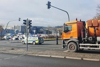 Polizei riegelt am Weischlitzer Globus-Markt Zufahrt ab - Mittwochvormittag am Globus-Markt Weischlitz: Polizei riegelte die Zufahrt von der B 173 nach Weischlitz hinein ab.
