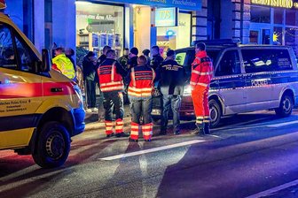 Polizei rückt zu Schlägerei an der B 101 in Aue aus: 15-Jähriger schwer verletzt - Nach einer Schlägerei mit mehreren Verletzten in Aue sicherten Beamte den Tatort und nahmen Ermittlungen auf.