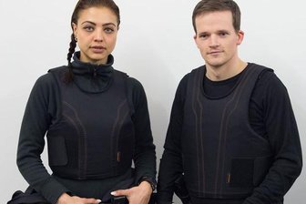Polizei rüstet auf - Notärzte sind oft auf sich allein gestellt - Polizeimeisterin Natalia Albanski und Polizeimeister Marcel Hantsch präsentierten in Dresden die neue Unterziehweste.