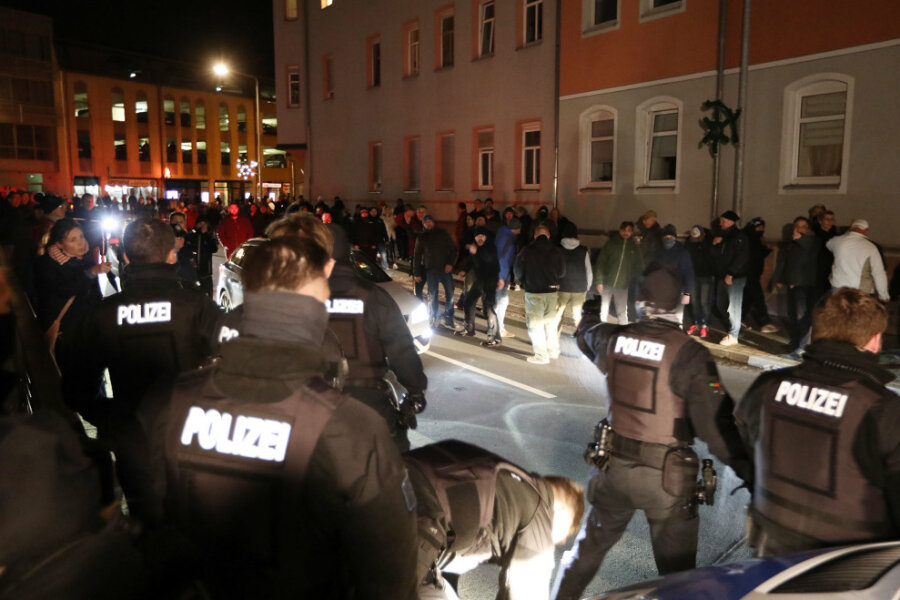 Polizei Sachsen: Gewaltbereitschaft bei Coronaprotesten nimmt zu - Bei den Protesten in Lichtenstein am Montag wurden mehrere Polizisten verletzt. 
