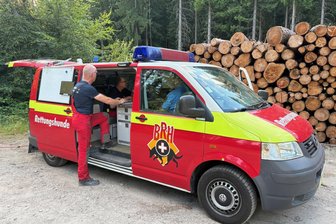 Polizei sagt geplante Suche nach Vermisstem im Erzgebirge ab - Einsatzkräfte des Bundesverband Rettungshunde koordinierten die Suche im Waldgebiet.