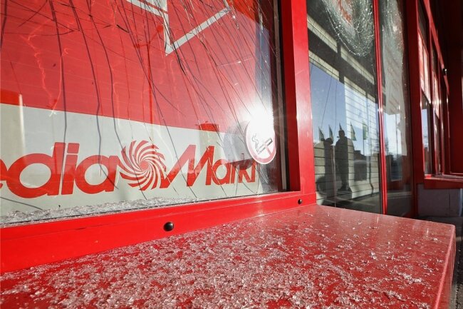 Polizei schließt Akte zur Vandalismusnacht in Meerane: Täter nicht ermittelt - Betroffen war im Februar auch der Media-Markt im A4-Center. 