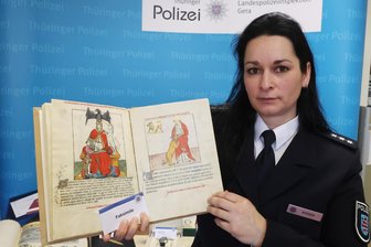 Polizei schnappt in Oederan mutmaßlichen Faksimile-Betrüger - Vor einem Jahr ist der Polizei in Gera ein Schlag gegen Faksimile-Betrüger gelungen. Dabei wurden Bargeld und Sachwerte in Millionenhöhe beschlagnahmt. Polizeihauptkommissarin Katja Ridder zeigt ein typisches Faksimile-Buch.