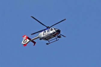 Polizei setzt bei Vermisstensuche im Erzgebirge Hubschrauber ein - Ein Polizeihubschrauber kam am Montagabend im Rahmen einer Vermisstensuche über Aue zum Einsatz.