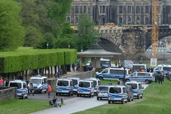 Polizei setzt Demo-Verbot für «Querdenker» in Dresden durch - Polizisten stehen mit Einsatzfahrzeugen am Ufer der Elbe.