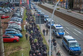 Polizei sichert Beisetzung von Thomas H. mit Großaufgebot - Teilnehmer der Beisetzung von Thomas H. auf dem Weg zum Friedhof. Die Polizei war mit 950 Beamten im Einsatz.