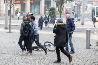 Polizei spricht vom doppelt sicheren Vogtland: Warum steigt die Kriminalität trotzdem um zehn Prozent? - Eine Szene vom 27. Februar, als es am Plauener Postplatz in kurzer Folge zwei Prügeleien unter jungen Migranten gab. So oder ähnlich geschieht es immer wieder. Die meisten Passanten nehmen zielstrebig Abstand, während wenige versuchen, die Streithähne zu beschwichtigen. Polizei und Stadt arbeiten an Konzepten zur Befriedung.