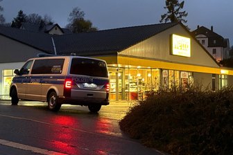Polizei spricht von Bedrohungslage: Supermarkt im Erzgebirge mit Spürhund durchsucht - Die Zufahrten zum Parkplatz des Netto-Marktes in Schneeberg sperrte die Polizei.