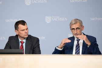 Polizei-Statistik 2025: Zahl der registrierten Straftaten geht in Sachsen deutlich zurück - Sachsens Innenminister Armin Schuster (CDU, r.) und LKA-Chef Dirk Lichtenberger präsentierten am Dienstag die Polizeiliche Kriminalstatistik 2025.