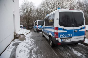 Polizei stellt bei Hausdurchsuchung Waffe sicher - 