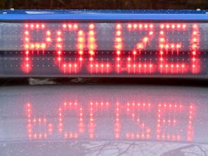Polizei stellt in Weißwasser Luftgewehre sicher -  
          Die Leuchtschrift «Polizei» ist auf dem Dach eines Streifenwagens der Polizei zu sehen.