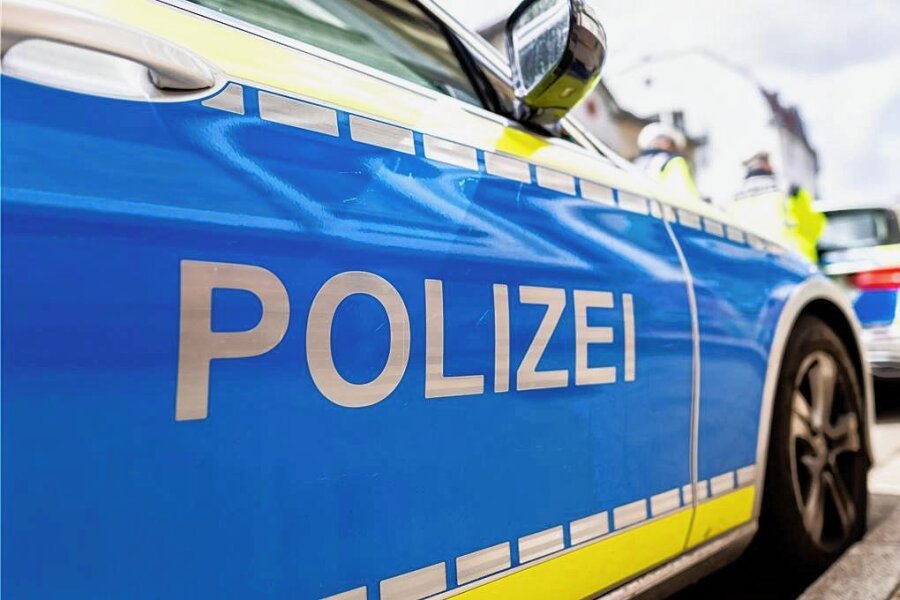 Polizei stellt Mann nach Unfallflucht in Glauchau - Ein Polizeiauto im Einsatz (Symbolbild). 