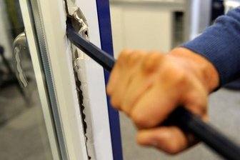 Polizei stellt mutmaßliche Einbrecher - zwei Männer in Haft - 