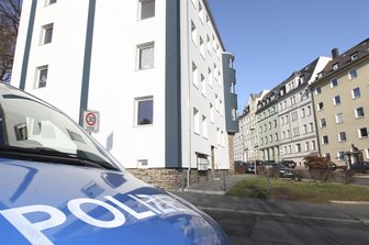 Polizei stellt tödliche Messerstecherei auf der Siegener Straße nach - Nach einem Gewaltverbrechen im Oktober auf der Siegener Straße hat die Kripo die Tat am Donnerstagmorgen am Tatort rekonstruiert.