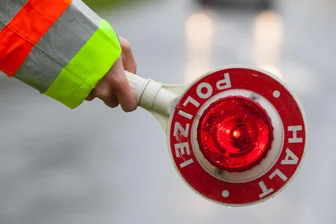 Polizei stoppt auf der A 72 im Vogtland völlig überladenen Holztransporter - Die Polizei hat am Donnerstag auf der A 72 einen Holztransporter gestoppt.