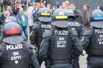 Polizei stoppt Aufzug durch Zwönitz - In der Breiten Straße stoppte die Polizei nach etwa einer Viertelstunde den Montagsspaziergang durch Zwönitz. Die Beamten hatten eine Barriere gebildet, um die Personalien der Teilnehmer aufzunehmen.