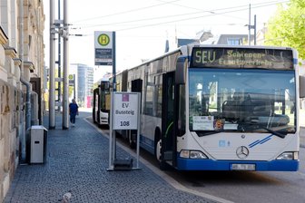 Polizei stoppt Bus in Chemnitz: Fahrgäste ausländerfeindlich bepöbelt - Da auf der Strecke Chemnitz – Leipzig gebaut wird, fahren zwischen Chemnitz und Geithain noch bis Oktober Busse.