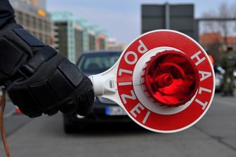 Polizei stoppt Dealerin auf E-Roller -