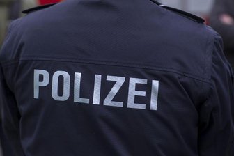 «Polizei» steht auf der Uniform eines Polizisten.