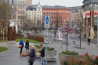 Polizei stoppt zwischenzeitlich Aufzug der "Freien Sachsen" in Plauen - Die rechte Gruppierung "Freie Sachsen" hatte für Freitagabend eine Versammlung zwischen Wöhrl-Kaufhaus und Stadt-Galerie angemeldet.