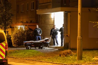 Polizei stürmt Wohnung in Zwickau: Mann bedroht Familienangehörige mit einem Messer - In einer Wohnung in der Neuplanitzer Straße in Zwickau überwältigten Polizeibeamte einen 21-Jähriger, der Familienangehörige mit einem Messer bedroht hatte.