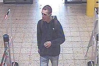 Polizei sucht bewaffneten Ladendieb mit Überwachungsbildern - Die Polizei sucht derzeit nach diesem Ladendieb.