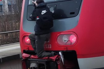 Polizei sucht diesen Mann: S-Bahn-Surfer sorgt für Großeinsatz bei Meerane - So sah der Mann aus, der sich am hinteren Puffer des fahrenden Regionalexpress aufhielt.