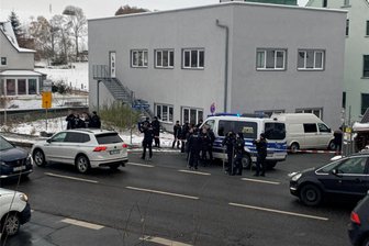Polizei sucht mit großem Aufgebot nach vermisster 13-Jähriger in Mülsen – und ist erfolgreich - Die Polizei machte sich mit einem Großaufgebot am Montag auf die Suche nach der Vermissten.
