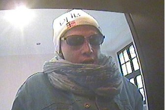 Polizei sucht mit Überwachungsfoto nach Autoeinbrecher -