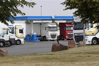 Polizei sucht nach der vermissten Studentin jetzt entlang der A 9 - Auf diesem Autohof in Schkeuditz-West ist die 28-jährige Studentin aus Leipzig am Donnerstagabend als Tramperin in einen LKW eingestiegen sein. Das belegen Bilder einer Überwachungskamera.