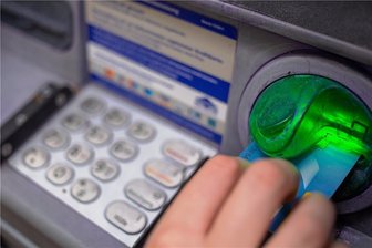Polizei sucht nach Diebstahl im Erzgebirge ominöse ältere Dame - Eine 82-Jährige wurde am Geldautomaten Opfer eines ungewöhnlichen Diebstahls.