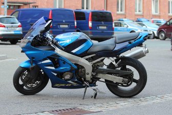 Polizei sucht nach Unfall Motorradbesitzer -