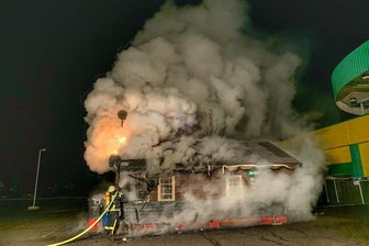 Polizei sucht Ursache des Brandes einer Imbissbude -