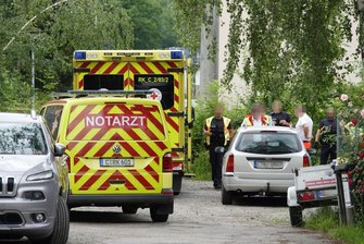 Polizei und Rettungskräfte am Tatort.