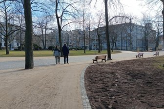 Polizei sucht Zeugen nach schwerem Angriff am Chemnitzer Schillerplatz - Im Park am Schillerplatz kam es am Dienstagabend zu einem tätlichen Angriff.