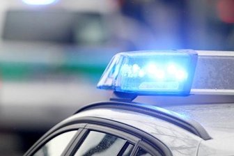 Polizei sucht Zeugen: Unbekannte binden Iraker nach Streit an Baum fest -