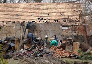Polizei: Tonnenweise Munition in explodierter Scheune - Tonnen von Munition sind in den Überresten dieser Scheune gefunden worden.