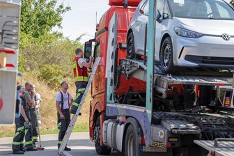 Polizei und Feuerwehr auf gesperrtem A-4-Parkplatz in Glauchau im Einsatz: Das war der Grund - Die Feuerwehrleute prüfen, ob sich ein Ansprechpartner in der Fahrerkabine befindet.