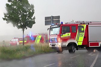 Polizei und Feuerwehr rücken wegen Gewitters aus - Feuerwehren wurden wegen Blitzeinschlags auf einem Feld alarmiert. Der Regen hatte das Feuer beim Eintreffen der Einsatzkräfte schon gelöscht.