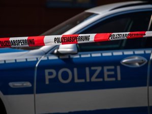 Polizei verhindert geplanten "Corona-Spaziergang" in Zwönitz - Ein Polizeiauto steht hinter einem Absperrband der Polizei.