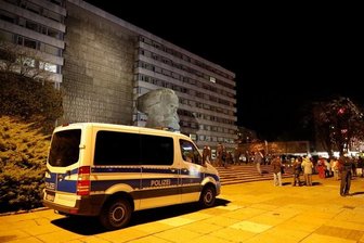 Polizei verhindert Spaziergang von Corona-Kritikern -